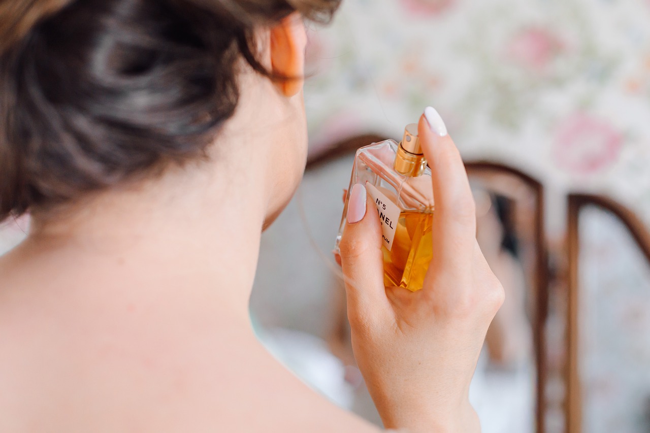 Bride Perfume Beauty Bottle Luxury  - lubovlisitsa / Pixabay