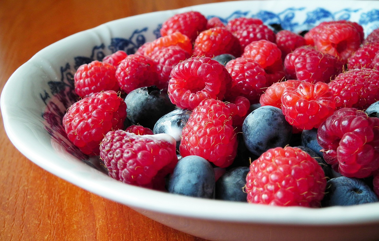 Fruits Raspberries Blueberries Bowl - MrGajowy3 / Pixabay
